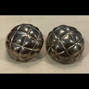 🟡 VINTAGE SIGNED E. PEARL SILVER TONE CUSHION BUTTON POST EARRINGS
